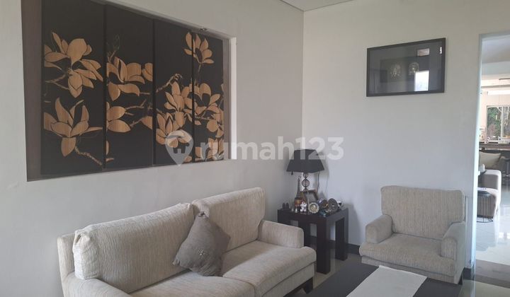 ruang tamu rumah mewah 2lt di teras