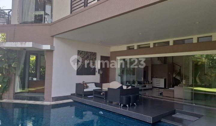 tampak depan rumah mewah 2lt di teras