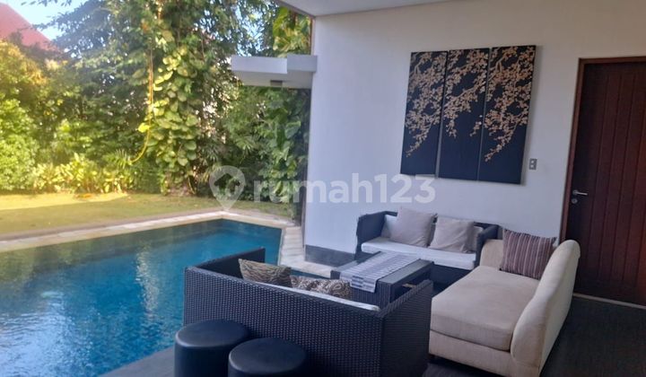 ruang tamu rumah mewah 2lt di teras