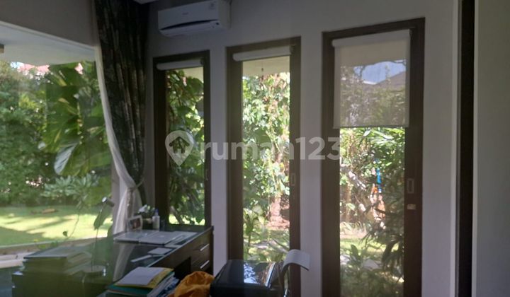 ruang keluarga rumah mewah 2lt di teras