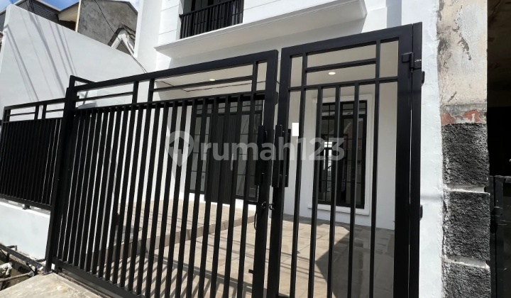 Rumah Bagus Semi Furnished BSD Kencana Loka, Tangerang 2 lt  3 kt 