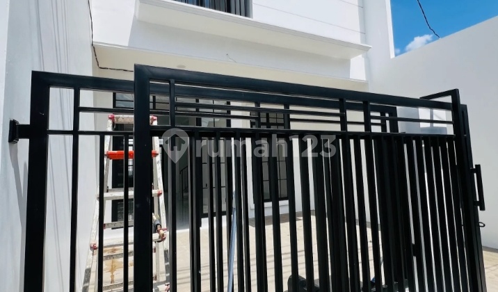 Rumah Bagus Semi Furnished BSD Kencana Loka, Tangerang 2 lt  3 kt  2