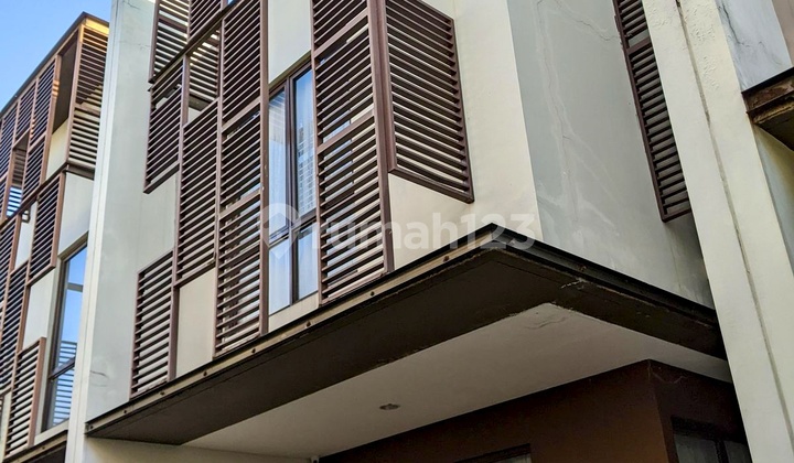 Dijual Cepat Rumah Sudah Renovasi dan Furnish di Greenwich Bsd