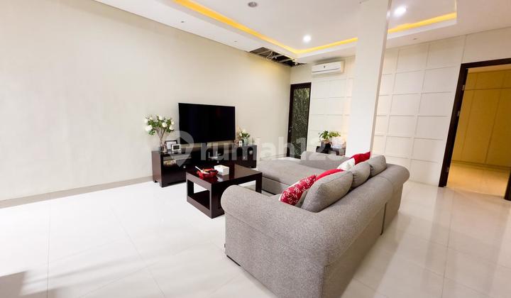 Mayfield House, move-in ready and beautifully renovated. 2