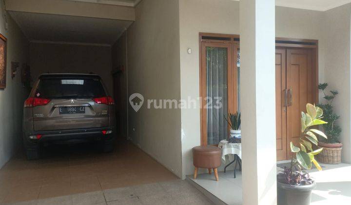 Rumah cantik dan nyaman 2 Lantai SHM kondisi Bagus 2