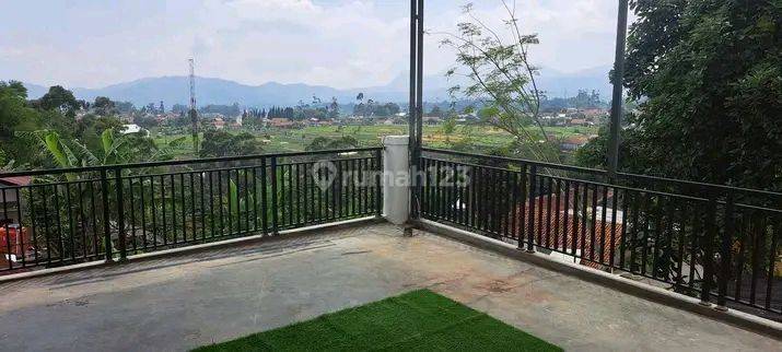 Rumah villa 3 Lantai dengan fasilitas kolam renang SHM kondisi Bagus 1