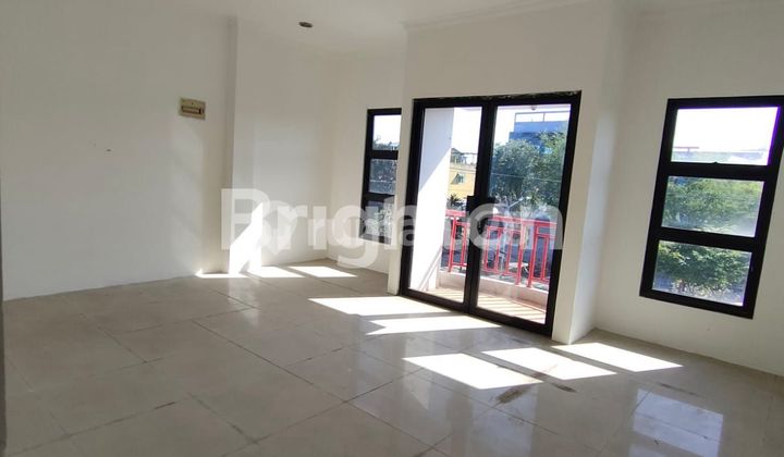 2-door 3-story shop house in the center of Balikpapan 2