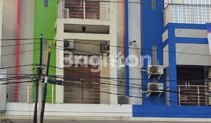 Ruko 3 Lantai dijual di Jalan Kadrie Oening  1