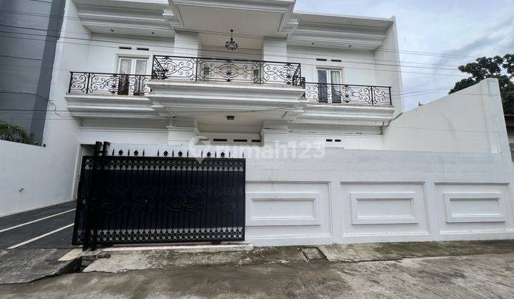 Disewakan Rumah Cantik American Classic Fully Furnished  2