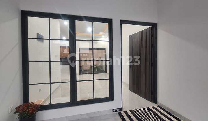 Rumah Bangunan Baru Modern Tropis Semi Furnished di Graha Bintaro 2