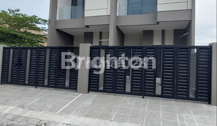 Rumah Baru Sipa Huni Minimalis 2Lantai SHM di Tenggilis, Surabaya Dekat UBAYA , 3 Kamar, Row Jalan Lebar