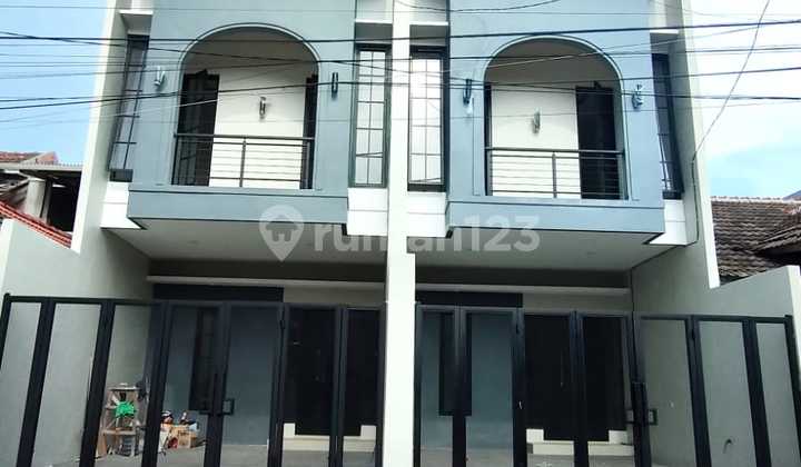 RUMAH BARU GRESS SIAP HUNI AMERICAN STYLE 2 LANTAI 3 KAMAR DI RUNGKUT MERR - LOKASI STRATEGIS, ROW JALAN LEBAR 1