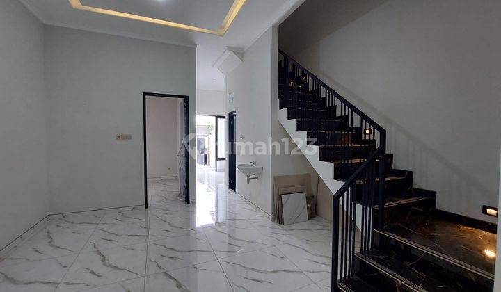 Rumah Termurah 2 Lantai Baru Semi Furnished SHM di Kutisari Indah, Surabaya Dekat Uk Petra Ubaya , Surabaya 2