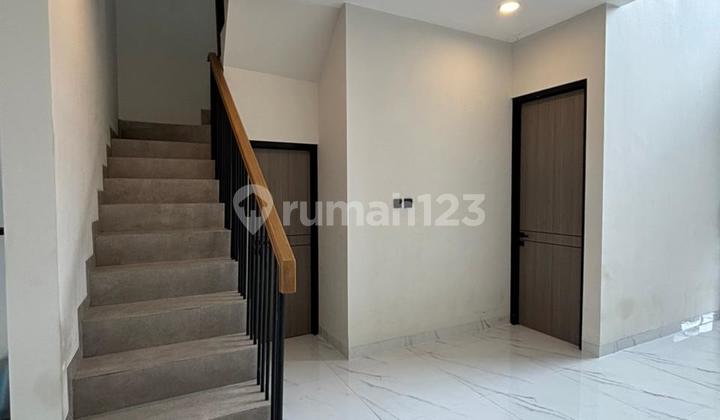 2-Story High Ceiling House with Spacious Backyard in Griyaloka 2