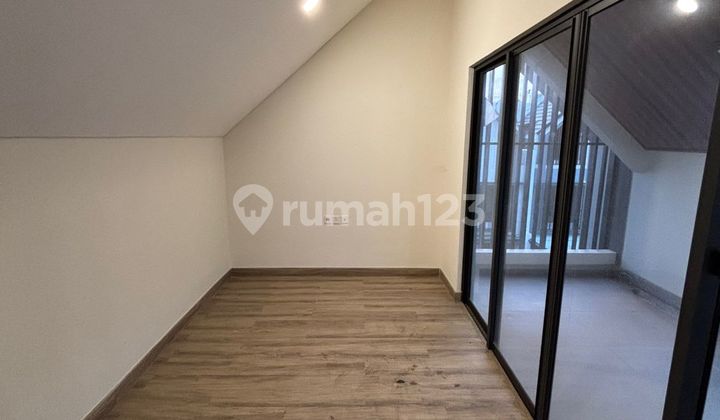 Rumah 3 Lantai Attic Room Hadap Barat Daya di Leonora Gading Serpong