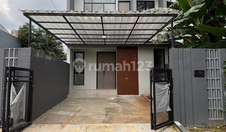 Rumah High Ceiling 2 Lantai Halaman Belakang Luas di Griyaloka