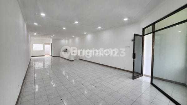 3-Story Shophouse in the Center of Semarang City's Shopping District 2
