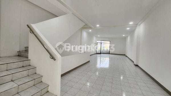 3-Story Shophouse in the Center of Semarang City's Shopping District 1