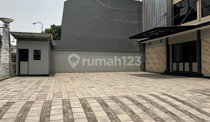 Rent Darmo Permai 3-Story Shop House with Elevator 2
