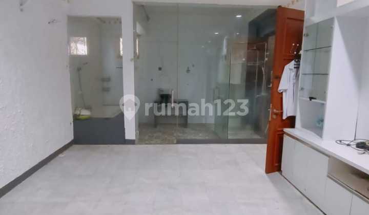 Tebet, Dijual Murah Rumah 2 Lantai di Tebet 2