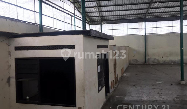 Gudang Dekat Terminal Bis Antar Kota Di Pusat Kota Sukabumi S7849 2