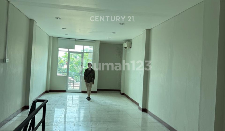 Strategic 4-Story Shophouse in Pasar Minggu R2252