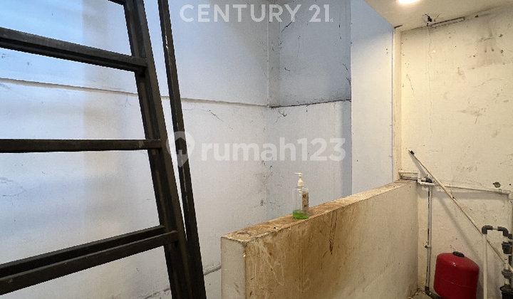 Strategic 1½ Story Shophouse Suitable for Business in Kelapa Gading R2270 2