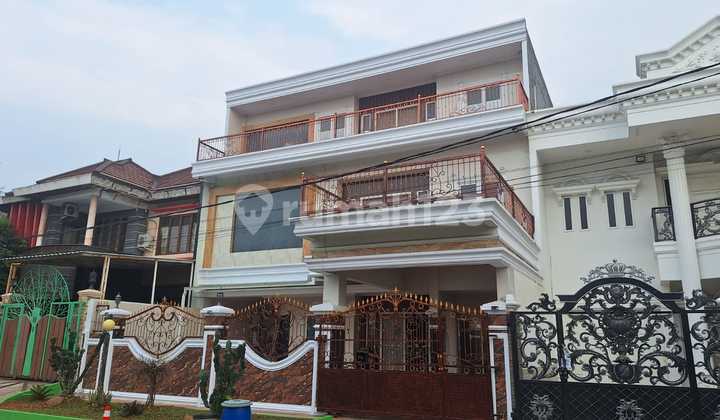 Dijual Rumah 3 Lantai Fully Furnish Taman Royal Cipondoh 