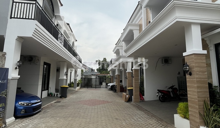 Dijual Rumah Classic Modern Semi Furnish Nempel Jakarta Selatan 2