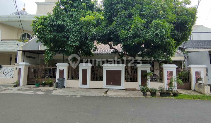 Nice House Ready to Live In, In a Comfortable, Safe, and Quiet Neighborhood, Direct Access to Pancoran and Soepomo.