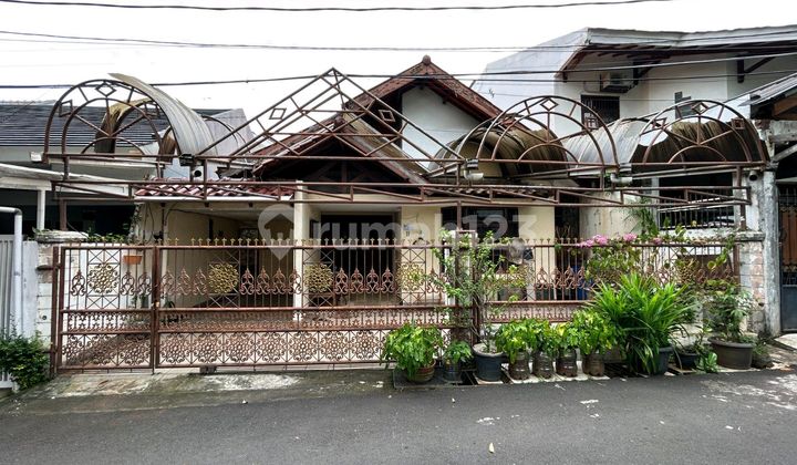 Rumah Hitung Tanah Jalan 2 Mobil Depan Taman 1
