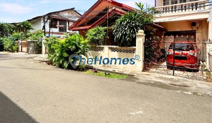 Building Structure Still Sturdy, 3-Car Street Near Park