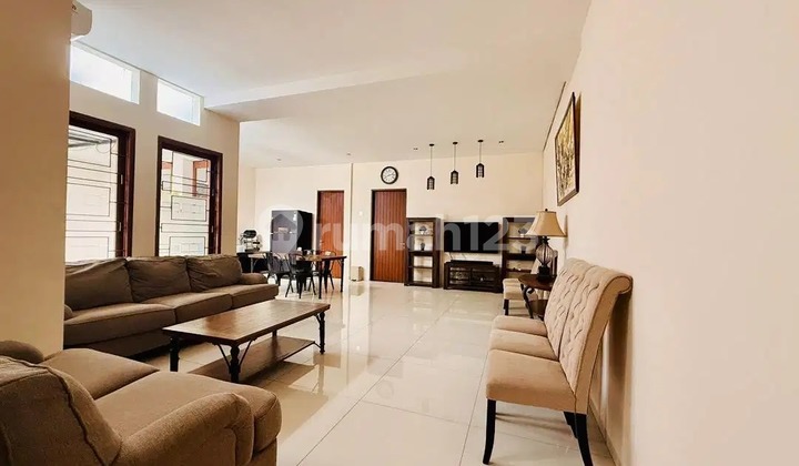 Dijual Rumah Lokasi Sangat strategis Jalan Setrasari Raya kota Bandung