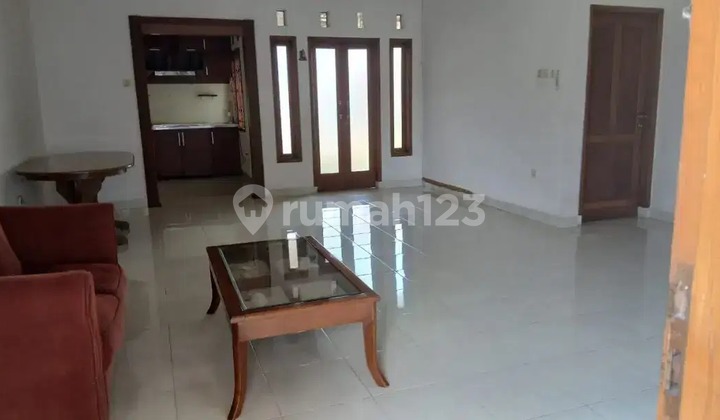 Disewakan Rumah Bagus, Terawat, Halaman Luas di Cihanjuang Cisintok