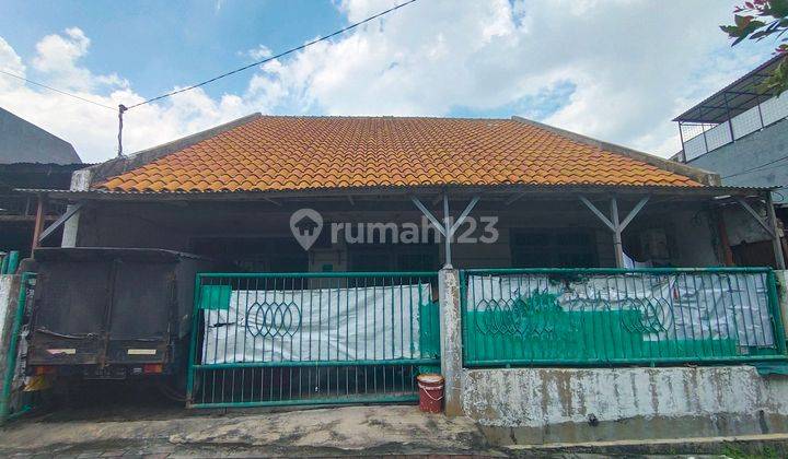 Rumah 2 Lantai Lokasi Strategis di Pradah Permai 1