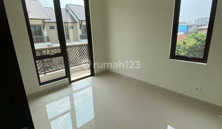 Disewakan Rumah 2 Lantai Semi Furnished di Podomoro Park 2