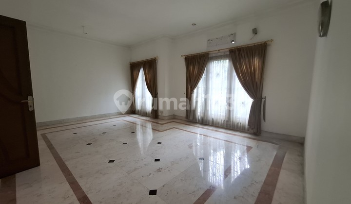 DIJUAL RUMAH MEWAH DENGAN HALAMAN LUAS DI SETIABUDI 2