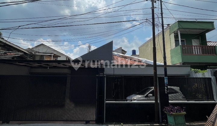 Rumah Lokasi Tenang Bawah Harga Pasar di Pejaten