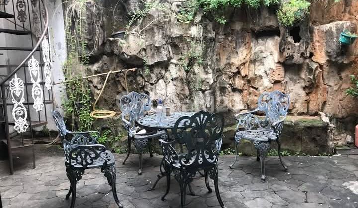 House Below Market Price Including Land in East Pejaten is Rarely Available. 2