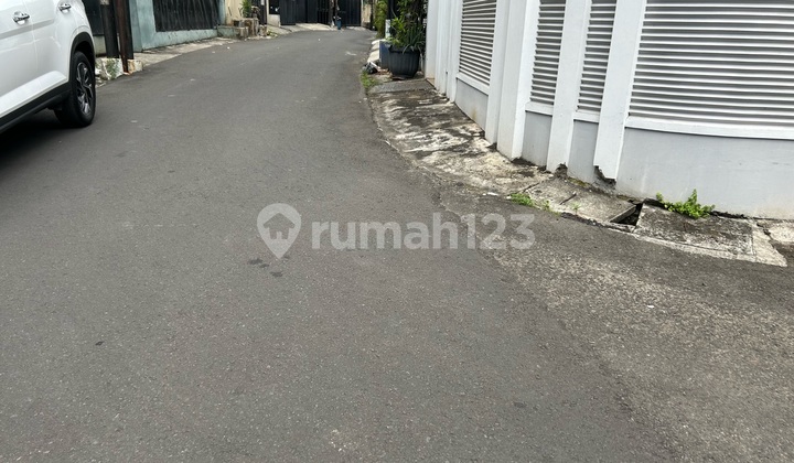 Flood-Free Ready-to-Occupy House in Tomang 2