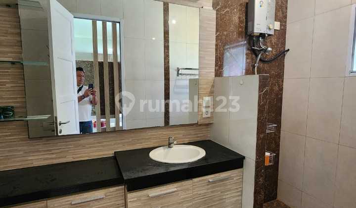 Rumah 3 Lantai Full Furnished di Permata Buana