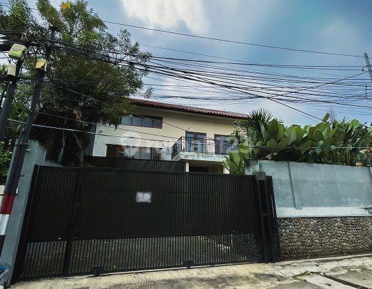 Disewakan Rumah di Kemang, Jakarta Selatan Jalan Lebar 2