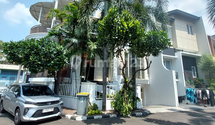 Rumah Di Town House Gatot Subroto, Jakarta Selatan