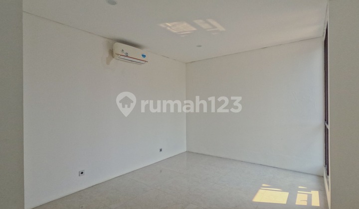 Rumah 3 Lantai Semi Furnished di Kemang Jakarta Selatan 2