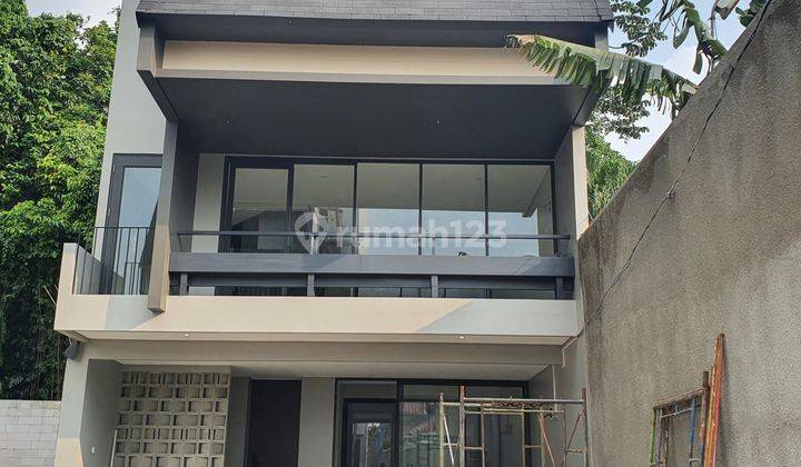 Rumah 3 Lantai Siap Huni SHM di Kemang, Jakarta Selatan 1