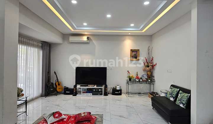 Rumah Keluarga Nyaman 2.5 Lantai di Green Lake City Cluster Amerika Latin