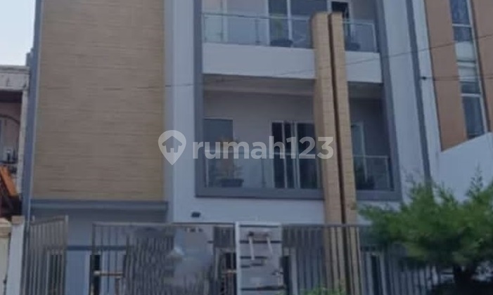 Rumah Mewah 3,5 lantai Rooftop di Taman Surya Semi Furnished