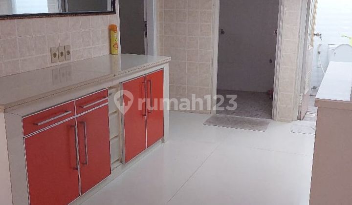 Dijual Murah Rumah Posisi Hoek Lokasi Sangat Strategis di Tanjung Duren, Jakarta Barat 2