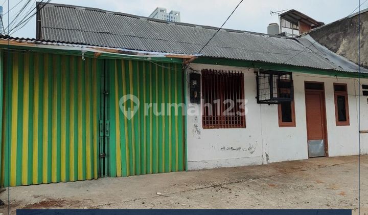 Dijual Cepat - Rumah Bisa Untuk Usaha Lokasi Sangat Strategis Row Jalan 2 Mobil & Bisa Kpr Di Tanjung Duren, Jakarta Barat