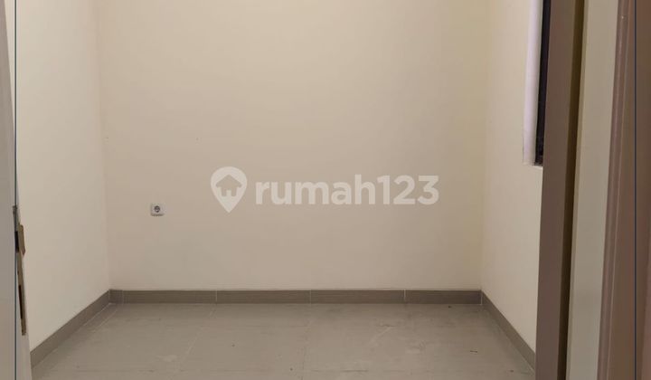 Dijual / Disewa - Rumah Tinggal Siap Huni Lokasi Sangat Strategis Row Jalan 2 Mobil & Bisa KPR Di Taman Ratu, Jakarta Barat 2
